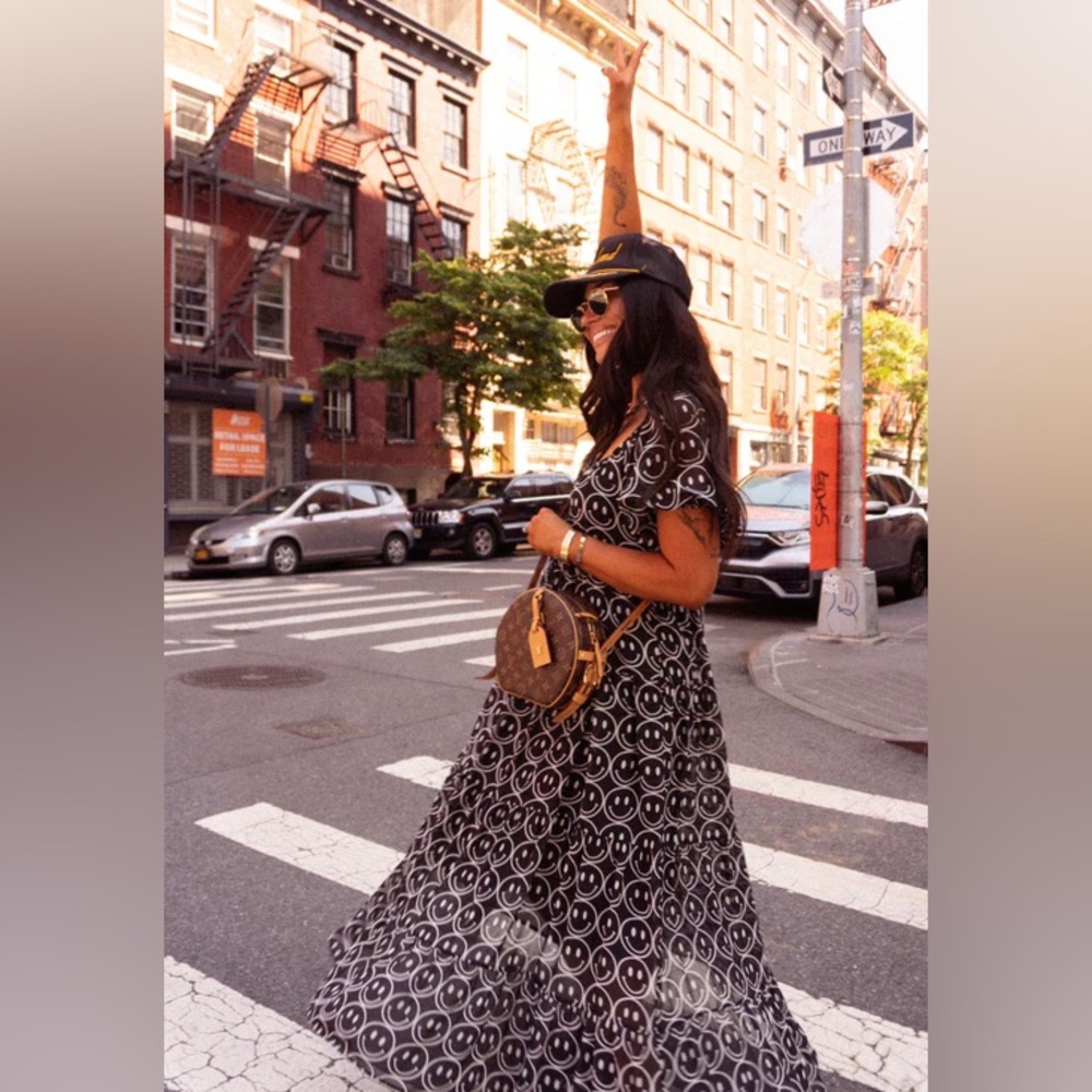 Chic Black and White Smiley Dress - Picture 2 of 8